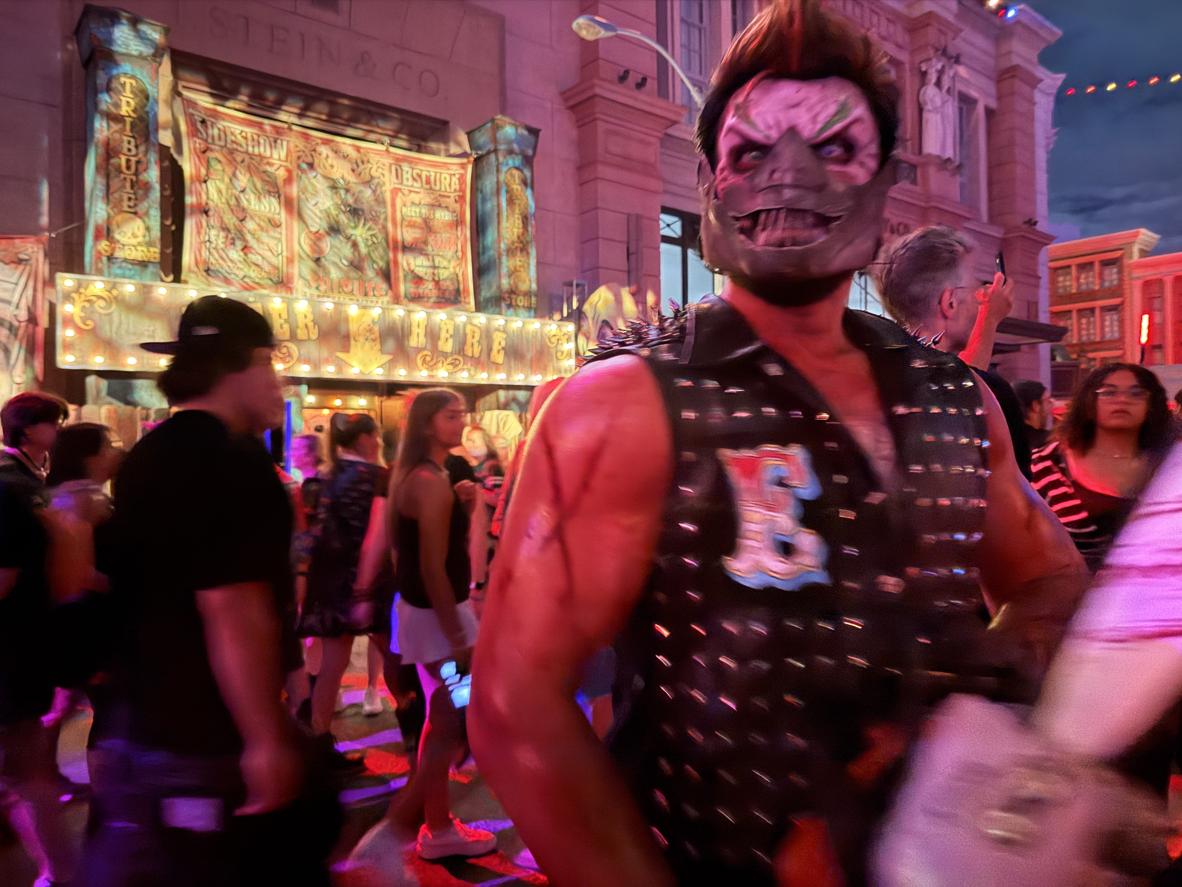 Halloween Horror Nights 2026 Chainsaw Actor